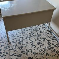 Scrivania da ufficio con cassettiera porta documen