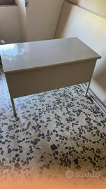 Scrivania da ufficio con cassettiera porta documen