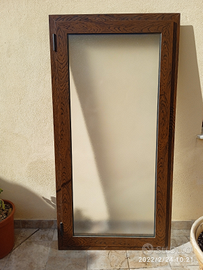 Finestra alluminio/noce scuro, completa di manigli