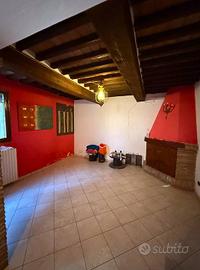 CASA INDIPENDENTE IN CONTESTO BUCOLICO CON GIARDIN