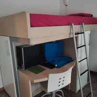 Letto a soppalco, armadi, scrivania e libreria