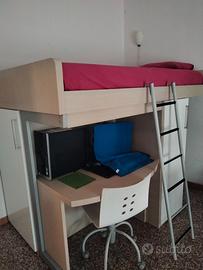 Letto a soppalco con  armadi, scrivania e libreria