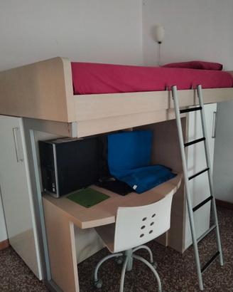 Letto a soppalco con  armadi, scrivania e libreria