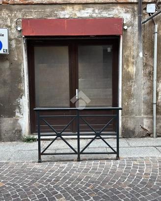 NEGOZIO A TORTONA