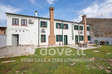 Villa di 250 m² con più di 5 locali e box auto a L