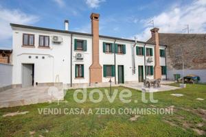 Villa di 250 m² con più di 5 locali e box auto a L