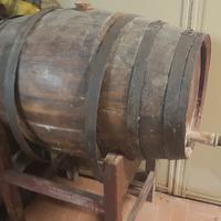 Botte vino con appoggio e spillatore