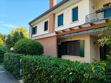 Porzione villetta a schiera con scoperto privato