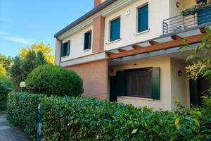 Porzione villetta a schiera con scoperto privato