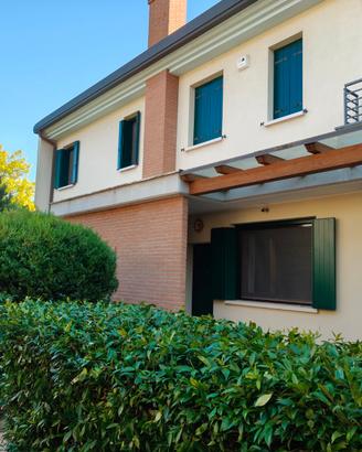 Porzione villetta a schiera con scoperto privato