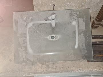LAVABO CON RUBINETTO