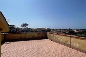 Rif 437 porzione bifamiliare domiziana buono stato