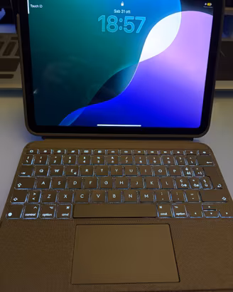 Apple iPad 11 chip a16 + Logitech Combo Touch