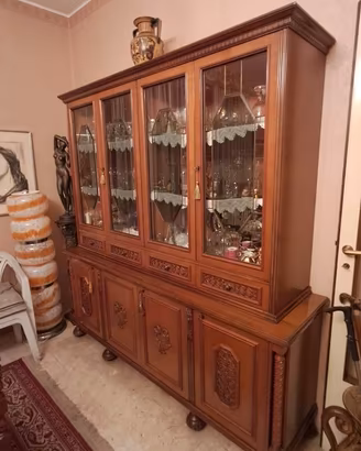 Elegante Vetrina Classica in Legno