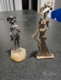 Coppia piccole statuette peltro cesellato a mano