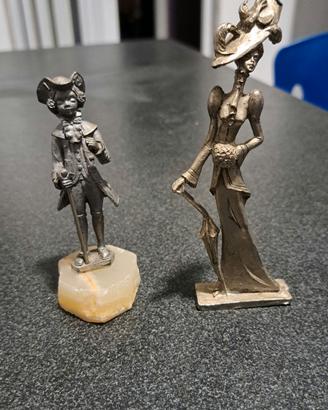 Coppia piccole statuette peltro cesellato a mano