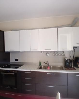 Cucina compresa di elettrodomestici come nuova