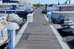 Attracco a banchina.Posto barca