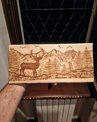 quadro a pirografo cervo tra i boschi su abete
