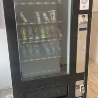 Distributore Automatico Bevande e Snack
