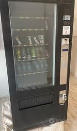 Distributore Automatico Bevande e Snack