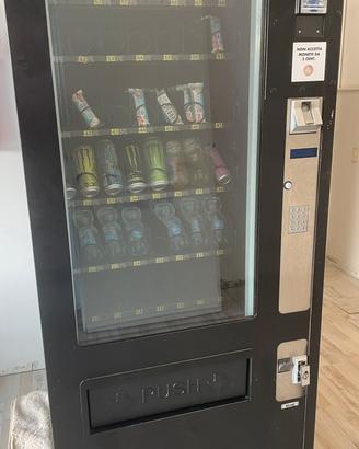 Distributore Automatico Bevande e Snack