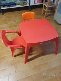 tavolino in plastica con 2 sedie 