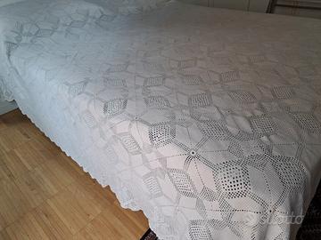 copriletto matrimoniale bianco ad uncinetto