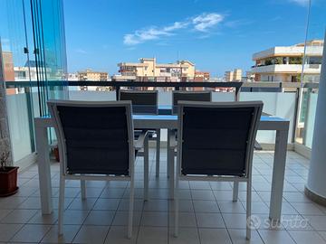 Tavolo e sedie da giardino