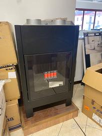 Caminetto monoblocco a pellet con porta ad anta