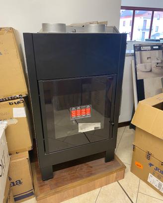 Caminetto monoblocco a pellet con porta ad anta