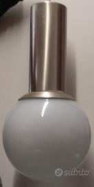 Lampadari con sfera in vetro e cilindro in acciaio