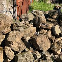 Sassi da giardino e blocchi di tufo