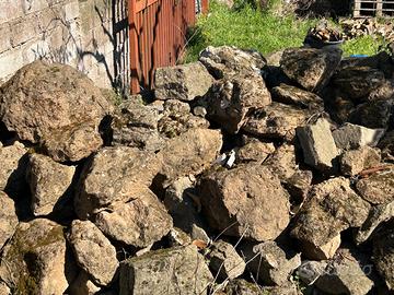 Sassi da giardino e blocchi di tufo