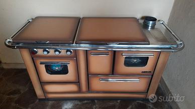 Stufa economica con forno a legna e fornelli a gas