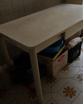 Cucina e tavolo