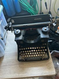 Macchina da scrivere Olivetti m40