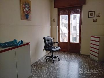 Stanza uso ufficio spese incluse corso italia