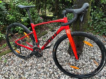 Bicicletta Gravel Giant Revolt 1 anno 2023