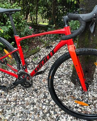 Bicicletta Gravel Giant Revolt 1 anno 2023