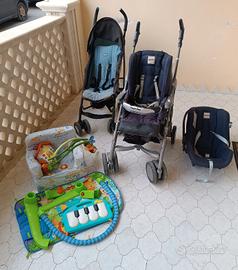 Passeggini e giochi per bambini.