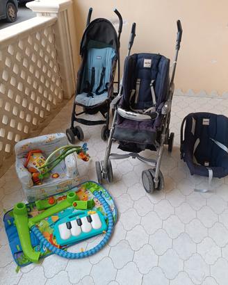 Passeggini e giochi per bambini.