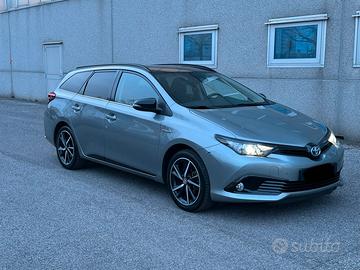Toyota Auris TS  Hybrid + GPL – Black Edition