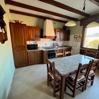 Cucina in legno massello con elettrodomestici