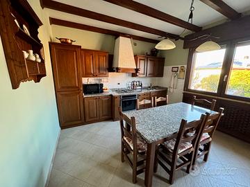 Cucina in legno massello con elettrodomestici