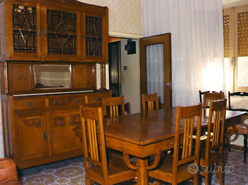 Credenza, tavolo e sedie