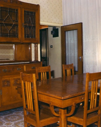 Credenza, tavolo e sedie