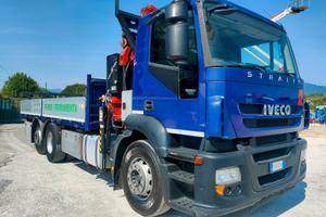 Iveco stralis AT 310 cassa con gru Euro 5