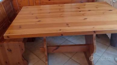 Tavolo in pino tinta miele