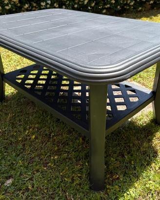 Tavolino da giardino in resina con ripiano
